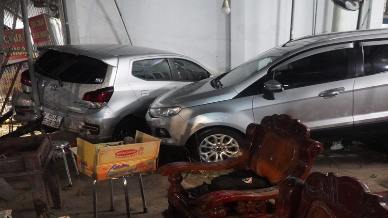 Xe ô-tô hư hỏng do nước cuốn trôi.