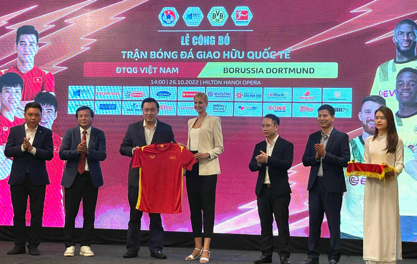 Lãnh đạo VFF và câu lạc bộ Dormund tại họp báo.