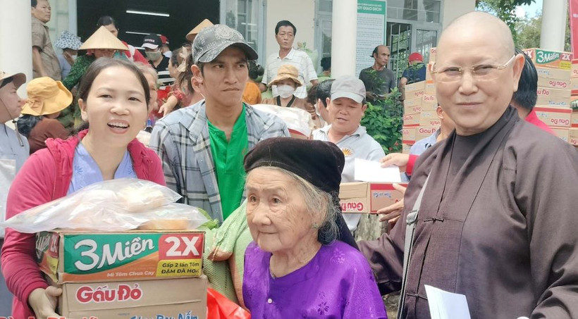 Người dân phấn khởi khi nhận những món quà ý nghĩa, thiết thực.