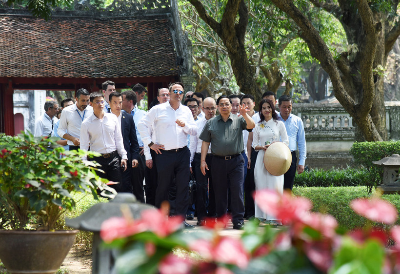 Thủ tướng Chính phủ Phạm Minh Chính đón Thủ tướng Luxembourg Xavier Bettel và cùng thăm Văn Miếu-Quốc Tử Giám. 