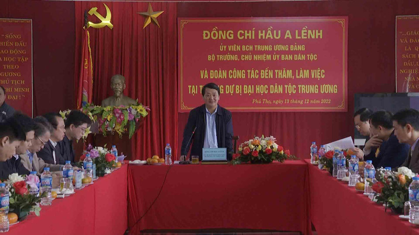 Đồng chí Hầu A Lềnh làm việc tại Trường dự bị đại học dân tộc Trung ương.