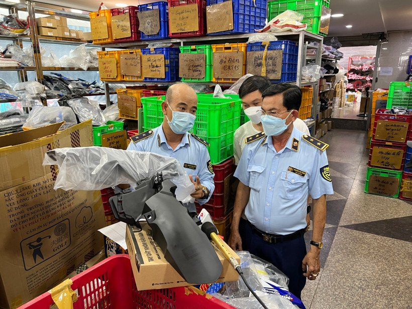 Lực lượng Quản lý thị trường đang kiểm tra hàng phụ tùng xe máy trong Chợ Tân Thành, Thành phố Hồ Chí Minh. Ảnh: Tổng Cục quản lý thị trường.