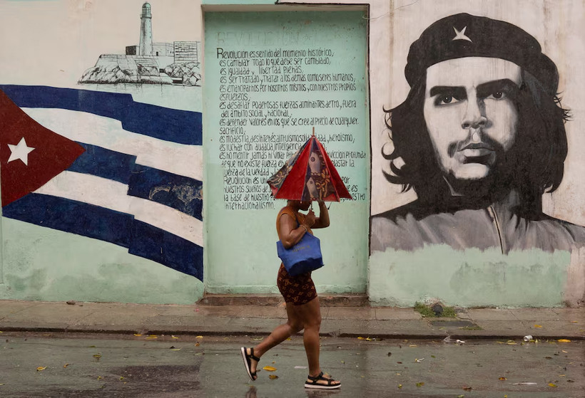 Một người đi trên phố khi cơn bão Rafael đi qua Havana, Cuba. Ảnh: Reuters