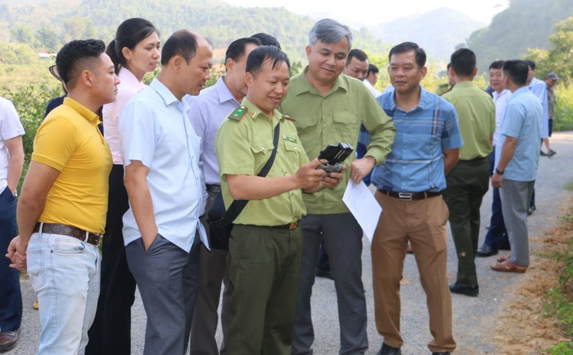 Cán bộ Kiểm lâm Ðiện Biên sử dụng công nghệ viễn thám GIS giải đoán các nguồn ảnh vệ tinh để phát hiện các vị trí có biến động tăng, giảm diện tích rừng.