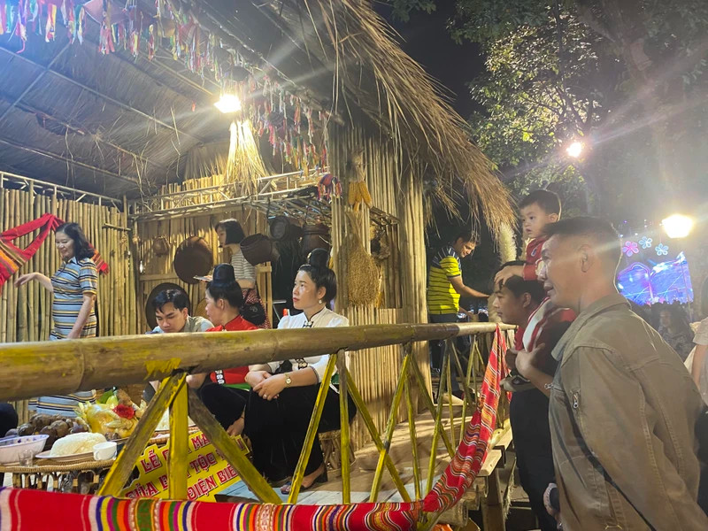 Mô hình không gian sinh hoạt của đồng bào các dân tộc tỉnh Điện Biên thu hút khách tham quan.