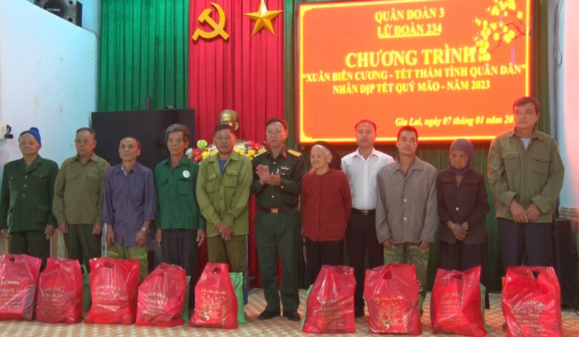 Tặng quà cho bà con nghèo tại xã Ia Lâu (Chư Prông, Gia Lai).