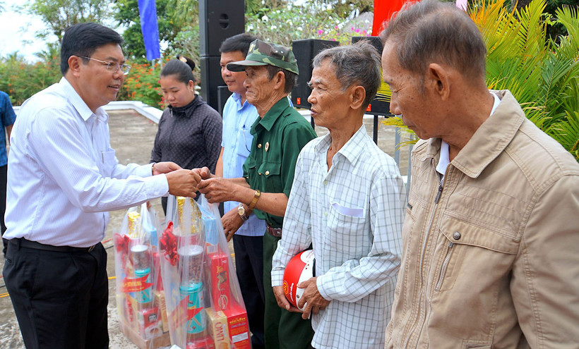 Bí thư Tỉnh ủy Cà Mau Nguyễn Tiến Hải tặng quà Tết cho gia đình người có công vùng Căn cứ Tỉnh ủy Xẻo Đước, huyện Phú Tân, tỉnh Cà Mau.