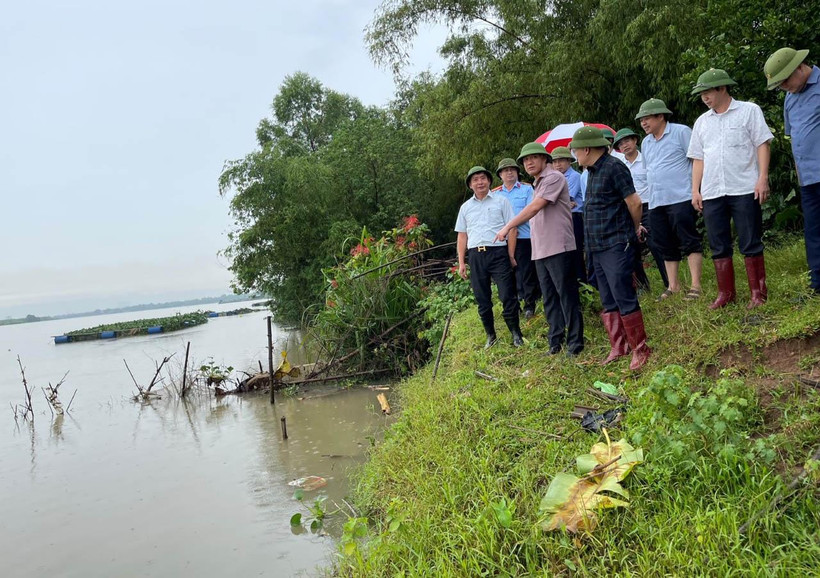 Chủ tịch Uỷ ban nhân dân tỉnh Hải Dương Triệu Thế Hùng kiểm tra điểm sạt lở kè sông Thái Bình tại huyện Thanh Hà.