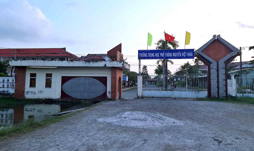 Khu vực ngoài cổng Trường Trung học phổ thông Nguyễn Việt Khái, nơi xảy ra vụ học sinh đánh nhau nhập viện vào trưa 12/12. 