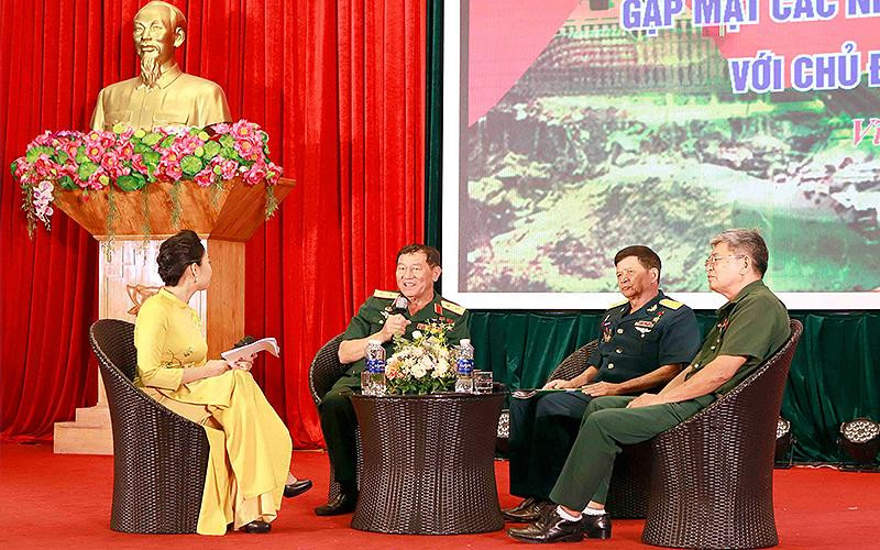 Anh hùng Lực lượng vũ trang nhân dân Phạm Tuân chia sẻ những kỷ niệm lịch sử hào hùng tại Tọa đàm.