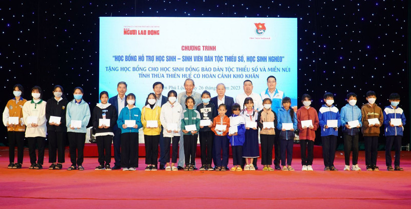 Nguyên Phó Thủ tướng Thường trực Chính phủ Trương Hòa Bình cùng các đồng chí lãnh đạo trao các phần quà cho các em học sinh nghèo.