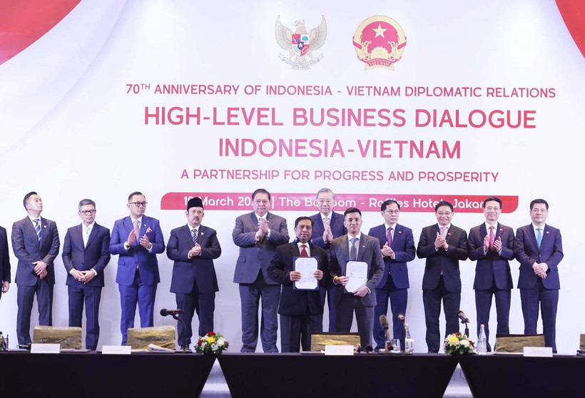 Tổng Bí thư Tô Lâm chứng kiến trao các thỏa thuận hợp tác giữa doanh nghiệp Việt Nam - Indonesia. (Ảnh: TTXVN)
