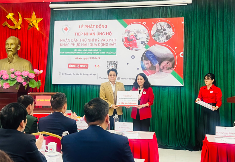 Trung ương Hội Chữ thập đỏ Việt Nam tiếp nhận ủng hộ của các đơn vị, doanh nghiệp.