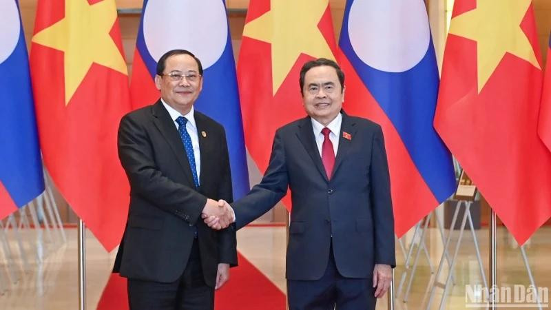 Chủ tịch Quốc hội Trần Thanh Mẫn và Thủ tướng Lào Sonexay Siphandone.