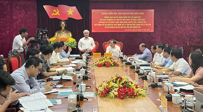 Đồng chí Đỗ Văn Chiến, Bí thư Trung ương Đảng, Chủ tịch Ủy ban Trung ương Mặt trận Tổ quốc Việt Nam phát biểu tại buổi làm việc.