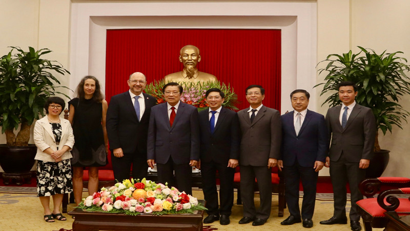 Đồng chí Phan Đình Trạc, Đại sứ Thomas Gass và các đại biểu dự buổi làm việc.