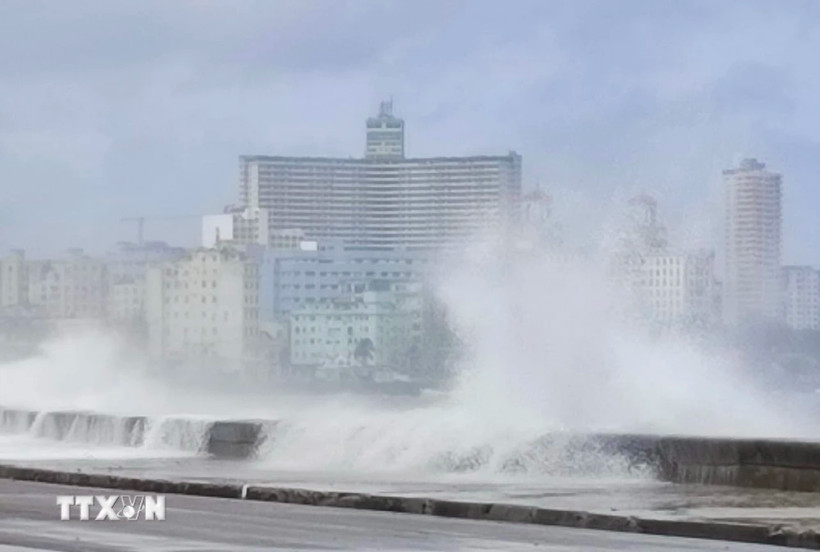 Sóng lớn tràn qua đê biển Malecon bảo vệ thủ đô La Habana. (Ảnh: Mai Phương/ TTXVN)