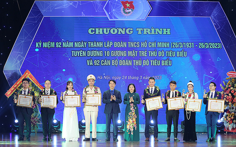 Phó Bí thư Thường trực Thành ủy Hà Nội Nguyễn Thị Tuyến, Bí thư Thường trực Trung ương Đoàn Nguyễn Ngọc Lương trao Bằng khen tặng các Gương mặt trẻ Thủ đô tiêu biểu năm 2022.