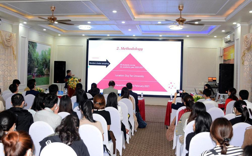 Trình bày báo cáo khoa học tại hội nghị.