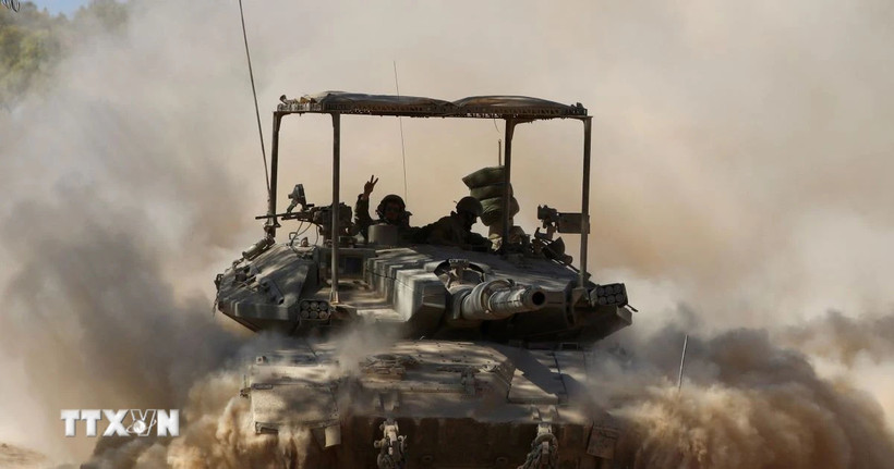 Xe quân sự Israel được triển khai gần biên giới với Dải Gaza, ở miền nam Israel. (Ảnh: THX/TTXVN)