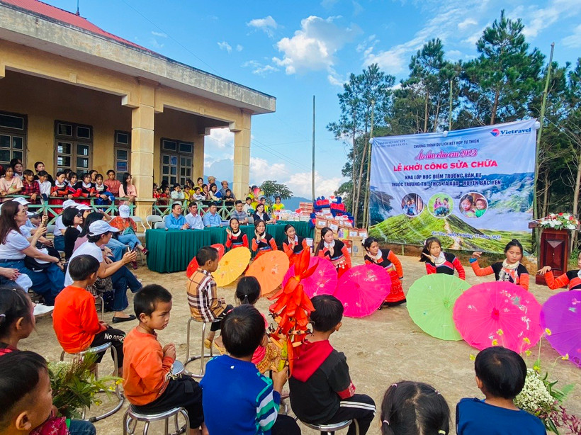 Học sinh của trường TH-THCS Tà Xùa biểu diễn văn nghệ.