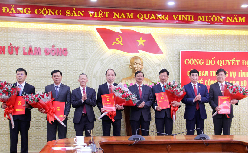 Các đồng chí lãnh đạo tỉnh Lâm Đồng trao quyết định và tặng hoa chúc mừng các đồng chí được điều động nhận nhiệm vụ mới.