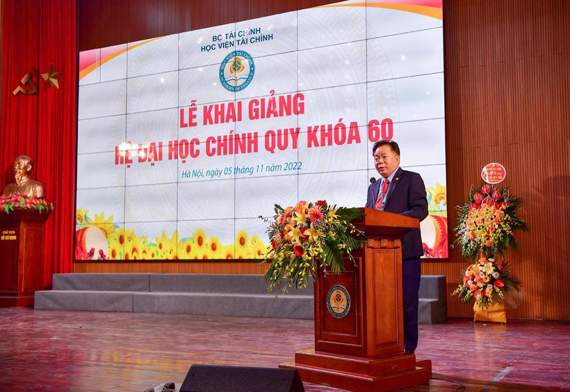 Nhà giáo Nhân dân, PGS. TS. Nguyễn Trọng Cơ - Bí thư Đảng ủy, Giám đốc Học viện Tài chính phát biểu Khai giảng.