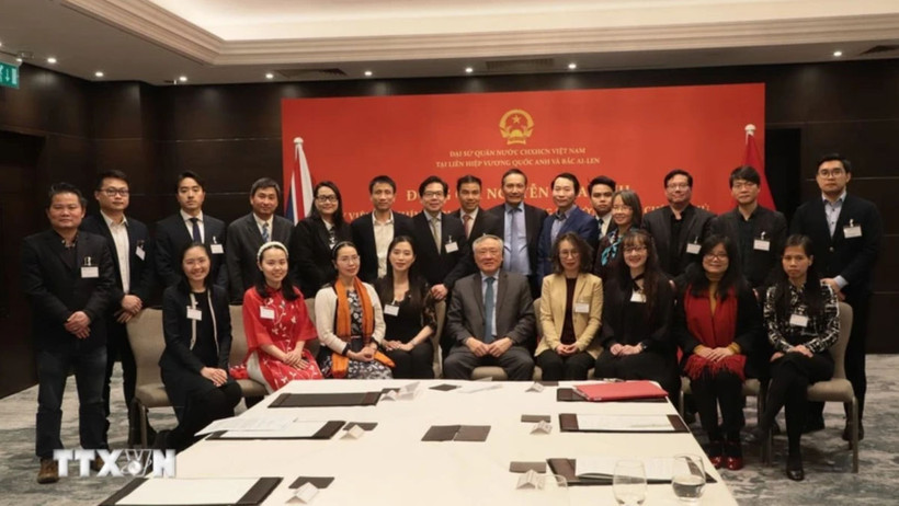 Phó Thủ tướng và Đoàn công tác chụp ảnh lưu niệm với đại diện Hội trí thức Việt Nam tại Anh tham dự buổi gặp gỡ. (Ảnh: Phong Hà/TTXVN)