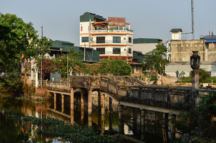 Cầu Khum nằm ở phía Đông của làng Yên, thuộc xã Thạch Xá, huyện Thạch Thất. Cầu tiếp giáp với trục đường giao thông liên xã Thạch Xá - Hữu Bằng.