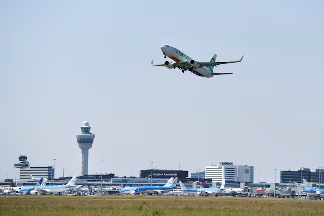 Một chiếc máy bay cất cánh từ Sân bay Schiphol ở Amsterdam, Hà Lan. Ảnh: Reuters