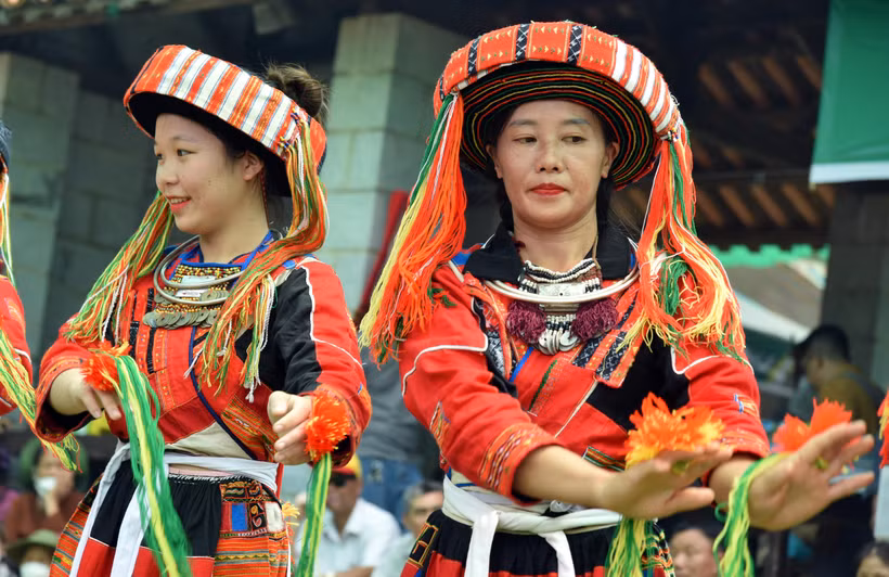 Thiếu nữ Pà Thẻn xinh tươi trong trang phục truyền thống của dân tộc.