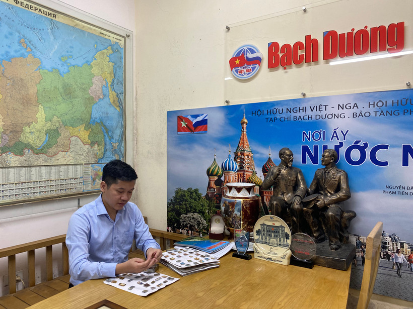 Ninh Văn Tiến với bộ sưu tập huân chương, huy chương và huy hiệu Liên Xô (trước đây) và nước Nga. 