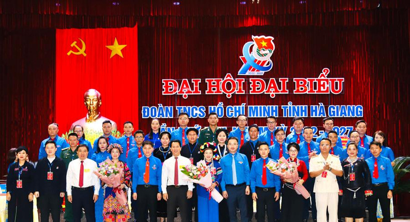 Lãnh đạo Tỉnh ủy Hà Giang và Trung ương Đoàn tặng hoa chúc mừng Ban Chấp hành Tỉnh đoàn khóa mới.