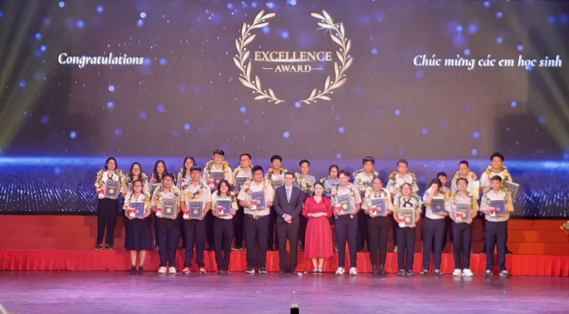 Học sinh Thành phố Hồ Chí Minh nhận chứng chỉ tiếng Anh phổ thông Quốc tế Pearson Edexcel.