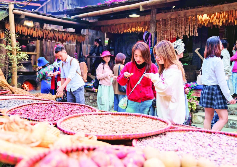 Sa Pa là một trong những điểm đến được yêu thích trong dịp nghỉ lễ 30/4 - 1/5. Trong ảnh: Du khách tham quan bản Cát Cát. (Ảnh MINH TÚ)