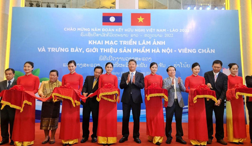 Các đại biểu cắt băng khai mạc triển lãm.