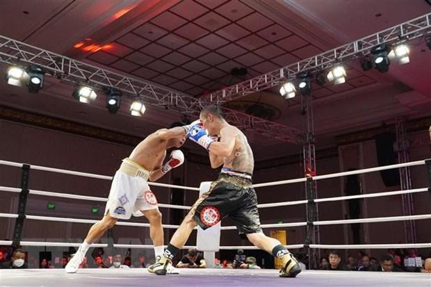 Võ sĩ Jules Victoriano (Philippines) và võ sĩ Hồng Quân thi đấu. (Ảnh: TTXVN) 