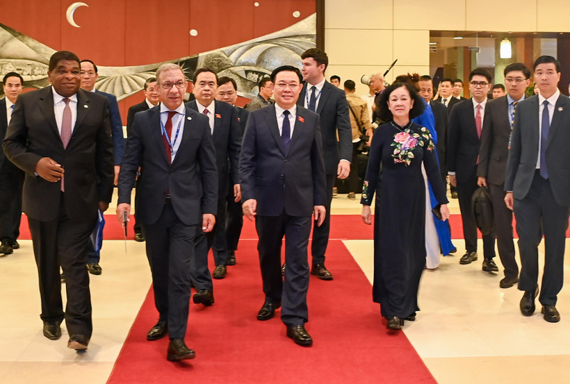 Chủ tịch Quốc hội Vương Đình Huệ, Chủ tịch Liên minh Nghị viện Thế giới Duarte Pacheco cùng các đại biểu dự lễ khai mạc.