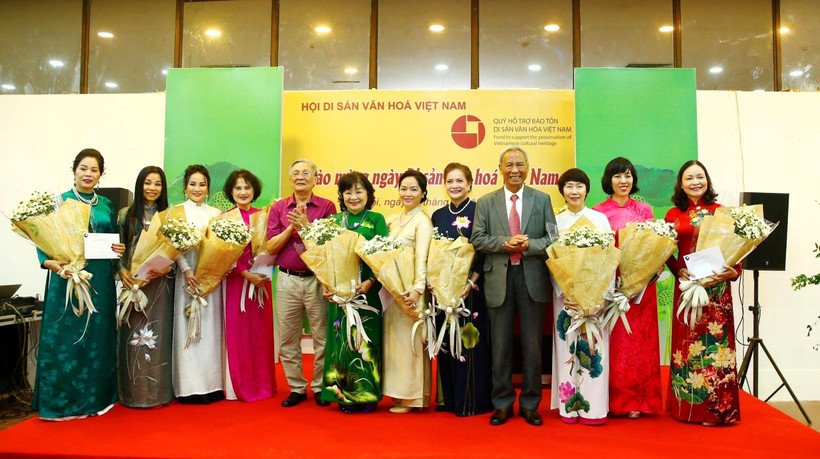 PGS.TS Đỗ Văn Trụ, Chủ tịch Hội Di sản văn hóa Việt Nam cùng các thành viên Ban chủ nhiệm Câu lạc bộ Di sản áo dài Việt Nam tại buổi khai mạc Không gian nghệ thuật Sen thư pháp.