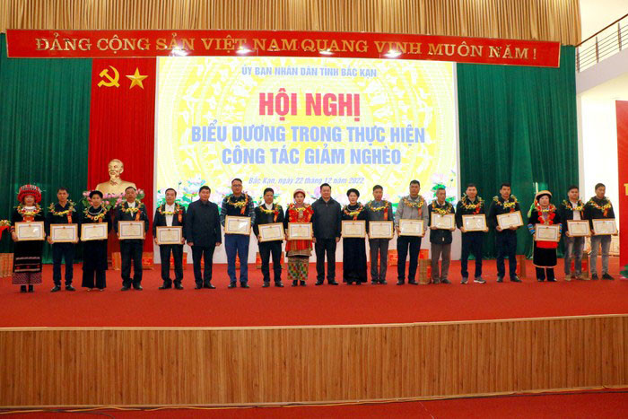 Trao bằng khen tặng các tập thể, cá nhân tiêu biểu.