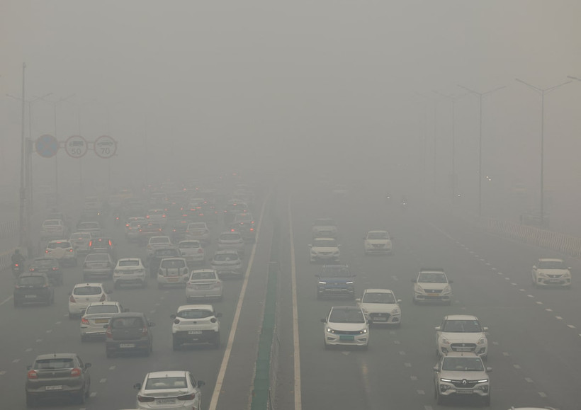 Bầu trời bị bao phủ khói bụi sau khi chất lượng không khí ở New Delhi trở nên "nghiêm trọng" do ô nhiễm. Ảnh: Reuters 