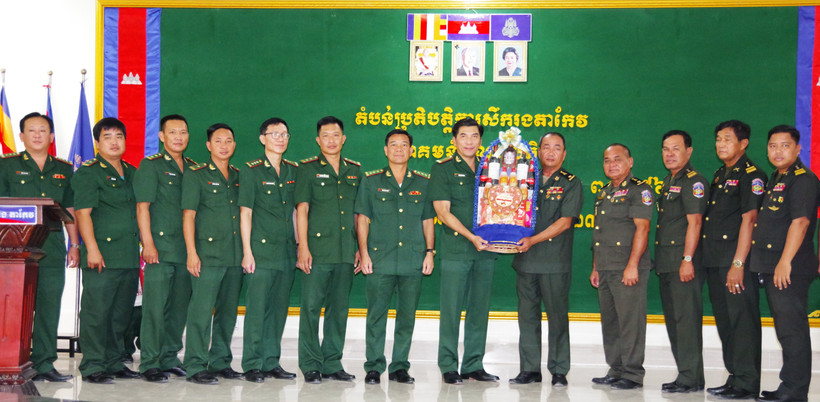 Bộ đội Biên Phòng An Giang chúc lực lượng vũ trang Vương quốc Campuchia đón Tết cổ truyền đầm ấm. (Ảnh: Bộ đội Biên phòng An Giang)
