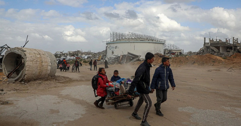 Người dân sơ tán tránh xung đột tại Beit Lahia, Dải Gaza, ngày 20/3. (Ảnh: THX/TTXVN)