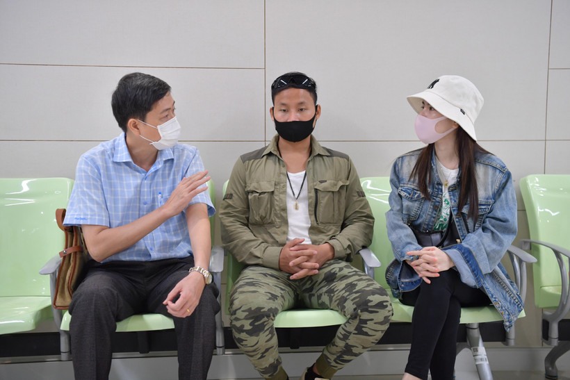 Thăm hỏi, động viên gia đình nạn nhân trong vụ cháy ở tỉnh Chon Buri, Thái Lan.