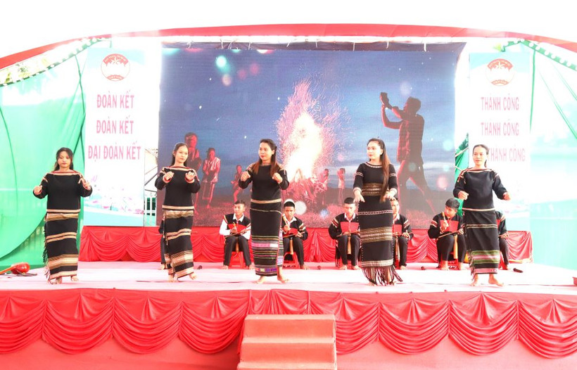 Đồng bào dân tộc thiểu số xã Ea Tiêu biểu diễn văn nghệ chào mừng Ngày hội đại đoàn kết toàn dân tộc năm 2023.