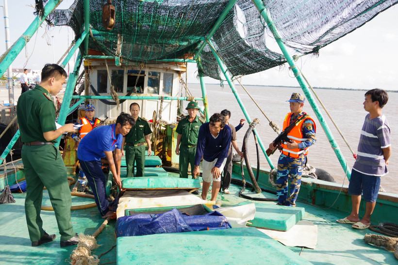 Tổ tuần tra tiến hành kiểm tra phương tiện vận chuyển dầu trái phép. 