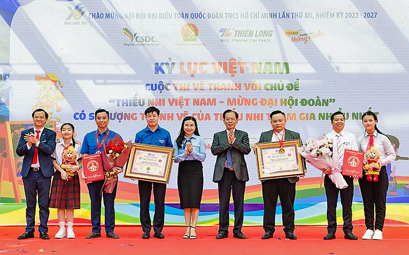 Đại diện Hội đồng Đội Trung ương, Tập đoàn Thiên Long đón nhận kỷ lục Việt Nam về “Cuộc thi có số lượng tranh vẽ của thiếu nhi tham gia nhiều nhất”.