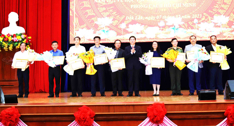 Bí thư Tỉnh ủy Đắk Lắk Nguyễn Đình Trung trao tặng Bằng khen của Ban Thường vụ Tỉnh ủy cho 9 tập thể có thành tích xuất sắc trong 20 năm thực hiện Nghị quyết số 23-NQ/TW của Ban Chấp hành Trung ương Đảng khóa IX.