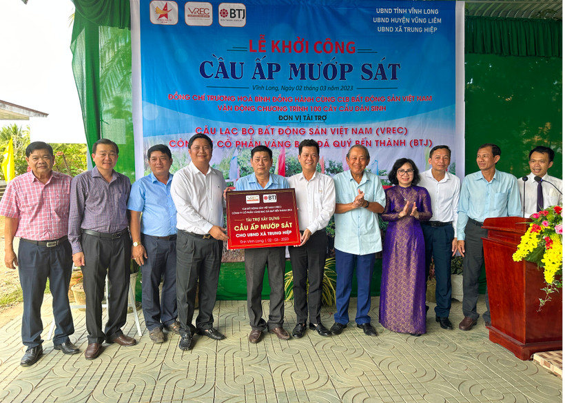 Nguyên Phó Thủ tướng thường trực Trương Hòa Bình cùng nhà tài trợ trao bảng tượng trưng kinh phí xây dựng cầu Mướp Sát. 