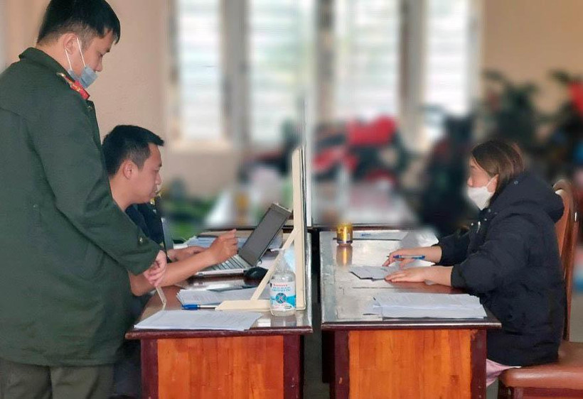 Đối tượng Lê Thị Bích Hoàng tại cơ quan công an.